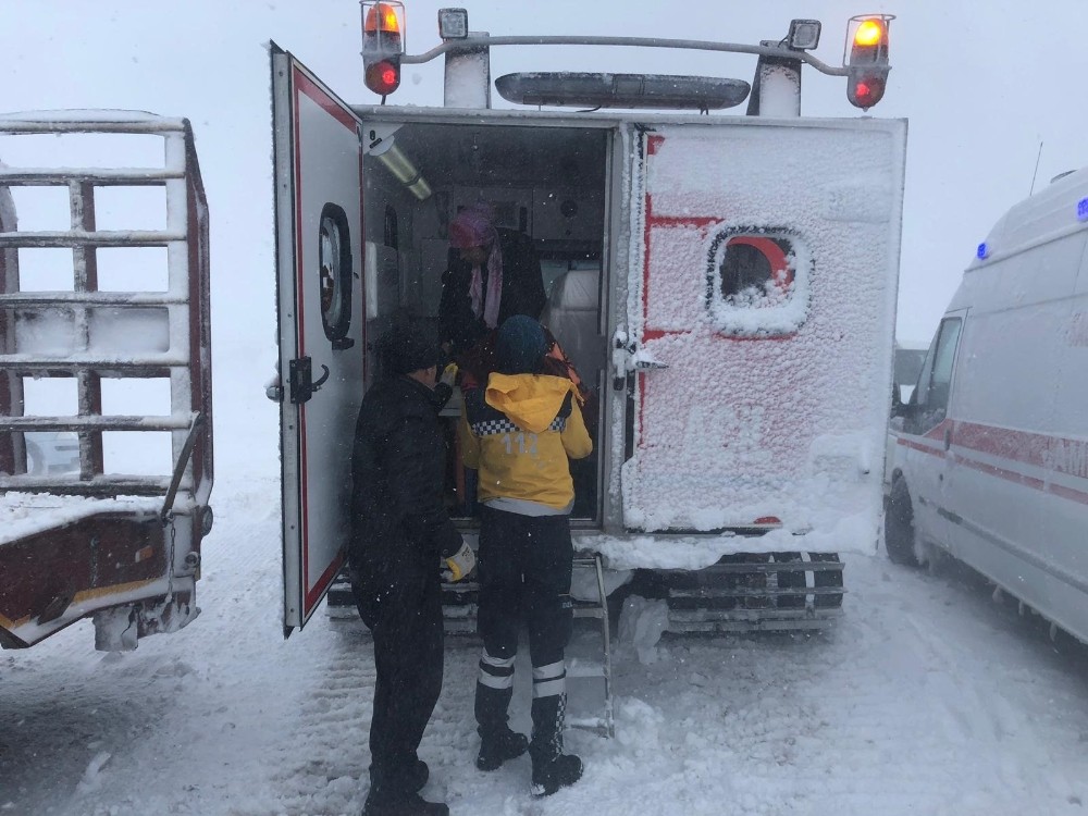 Yolda mahsur kalan aile paletli kar ambulansı ile kurtarıldı
