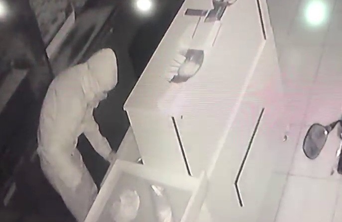 İş yeri hırsızları güvenlik kamerasına yakalandı
