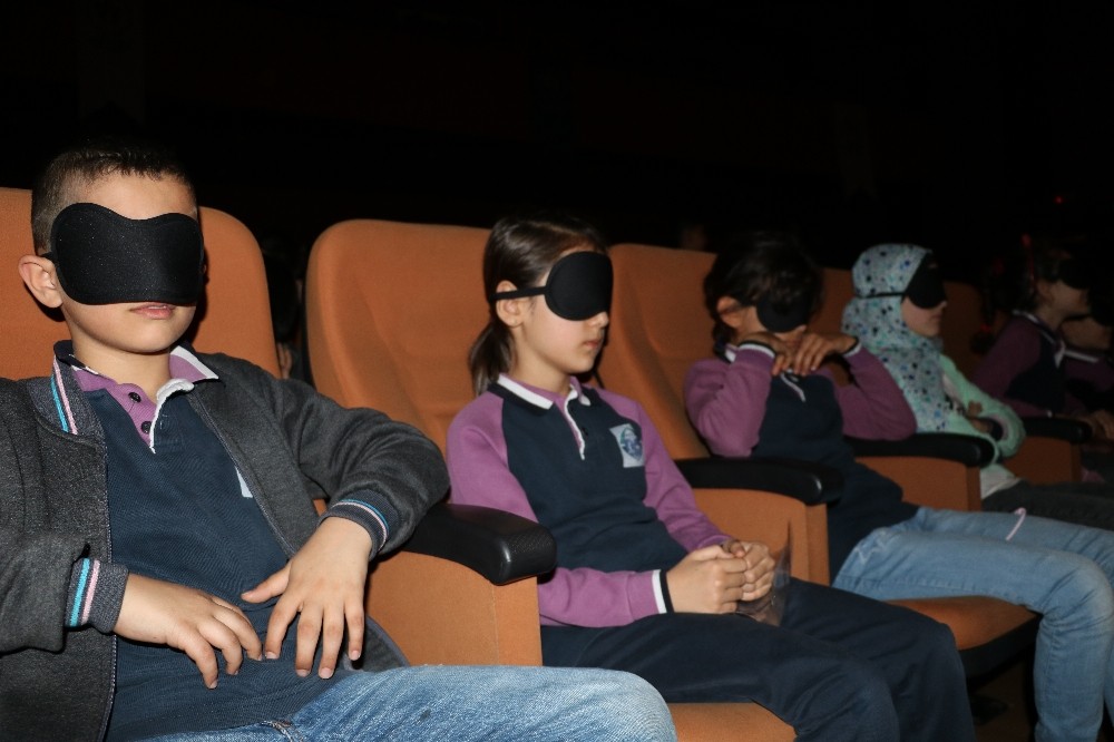 Uyku bantları takıp tiyatro dinlediler
