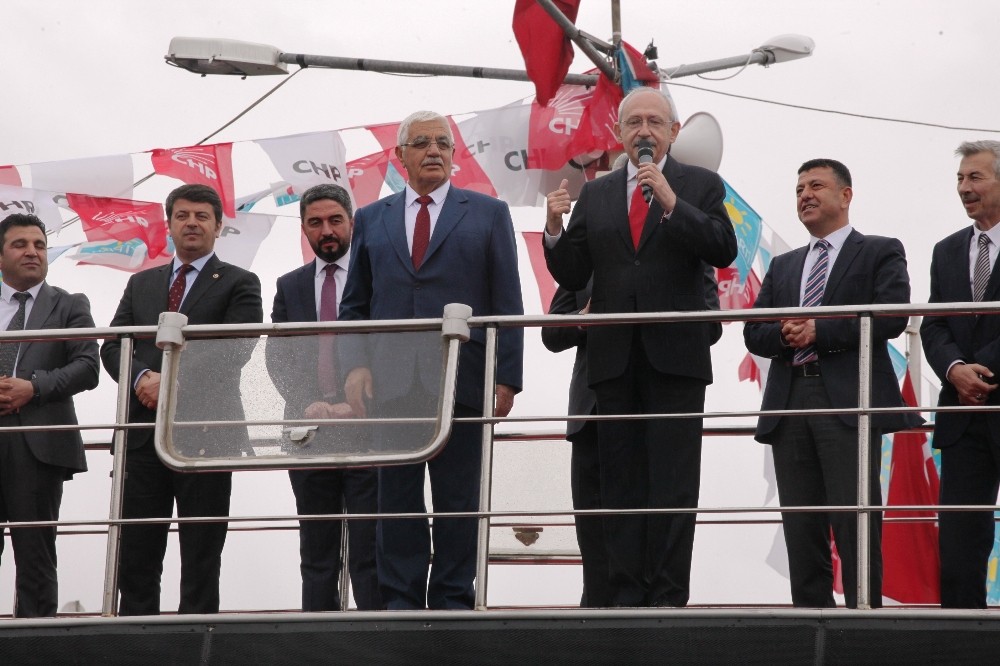 Kılıçdaroğlu vatandaşların çay teklifini geri çevirmedi
