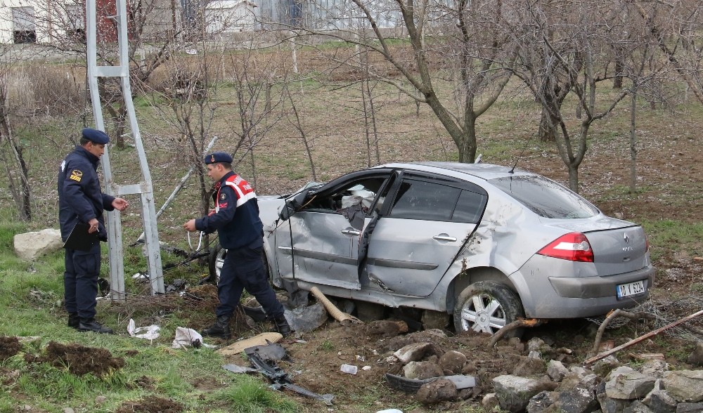 Elazığ’da otomobil bahçeye uçtu: 3 yaralı

