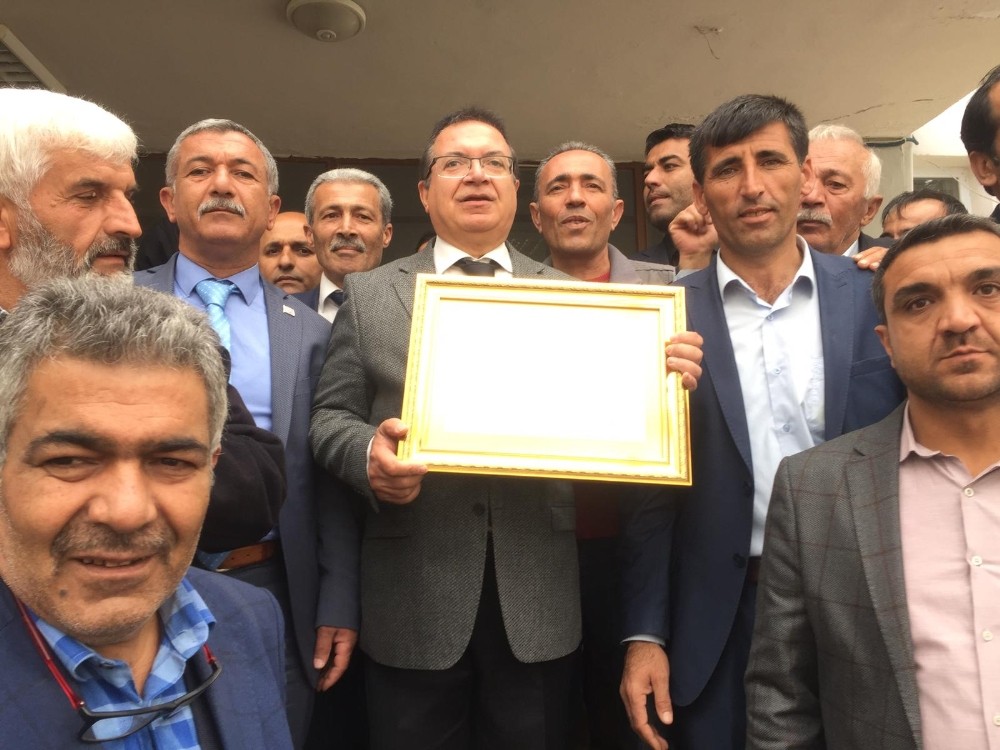 Bağımsız Belediye Başkanı Ali Kazgan mazbatasını aldı

