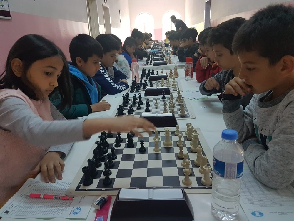 Geleneksel satranç turnuvasına büyük ilgi
