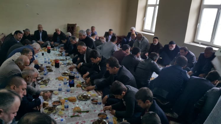 Samsat’ın Uzuntepe Köyü’nde AK Partililer birliktelik yemeği
