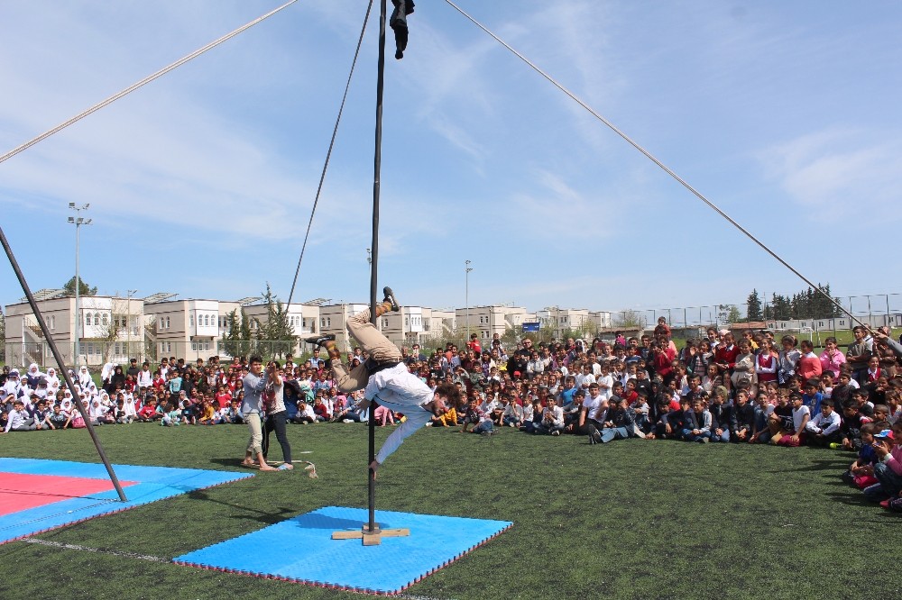 Samsat’ta çocuklar sirk gösterileri ile eğlendi
