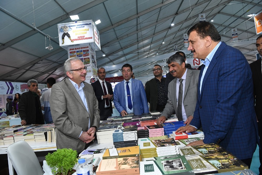 Başkan Gürkan Kitap Fuarını gezdi
