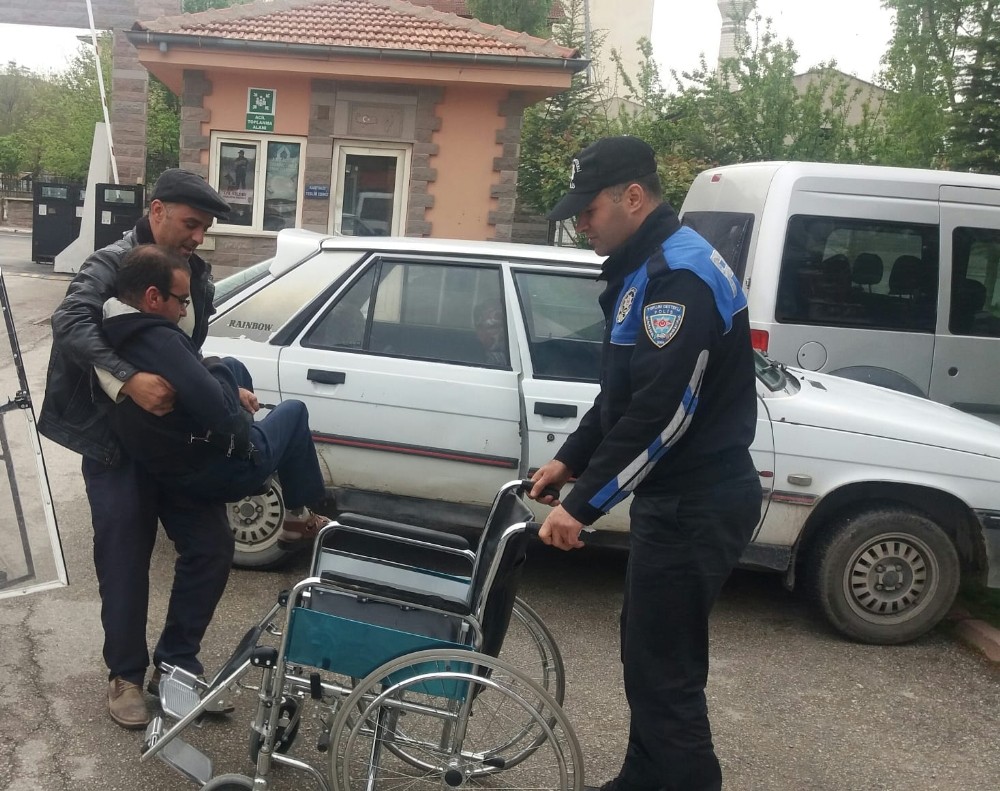 Polisten engelli vatandaşa tekerlekli sandalye hediyesi

