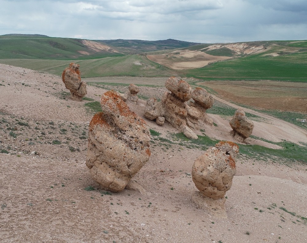 Sivas’taki esrarengiz kayalar dikkat çekiyor

