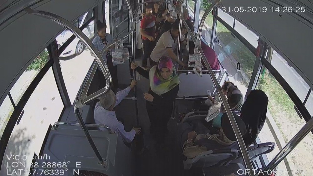 Otobüste yolcular yumruk yumruğa birbirine girdi

