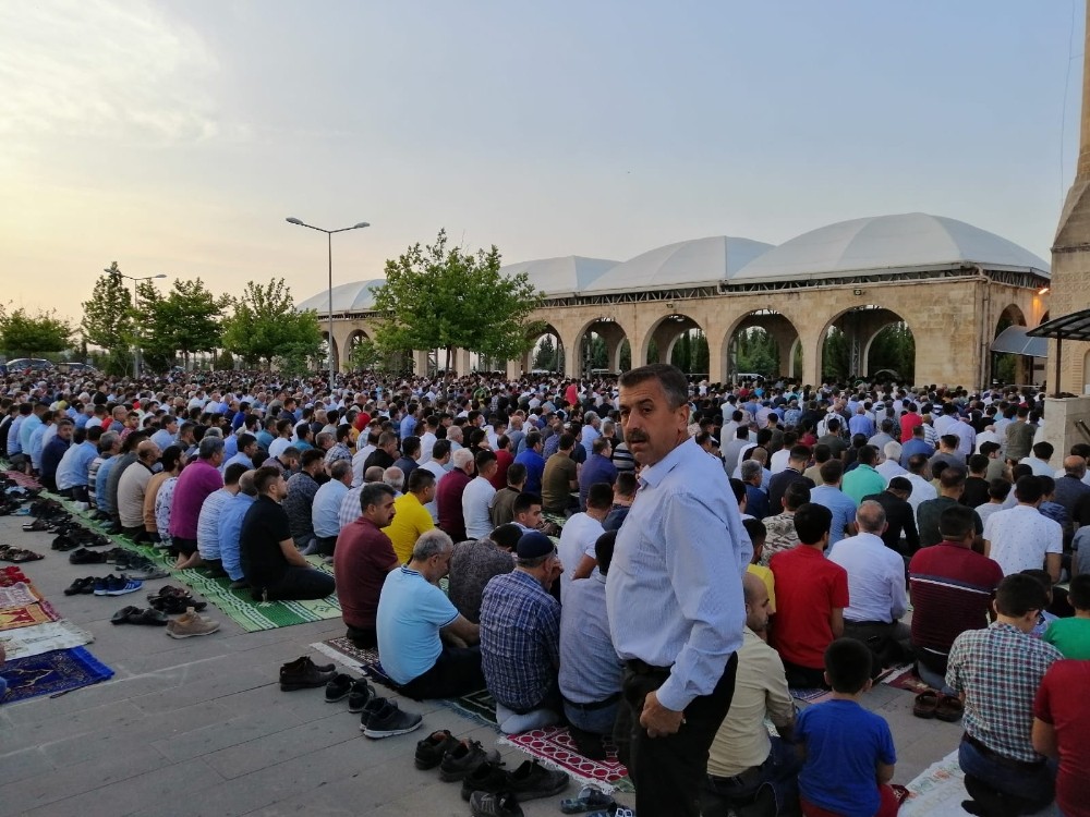 Ramazan Bayramında camiler dolup taştı
