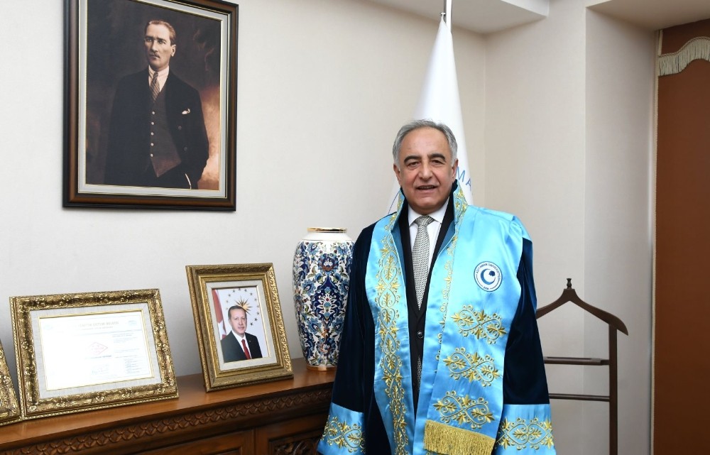Rektör Turgut, Türkiye A Milli Futbol Takımını tebrik etti
