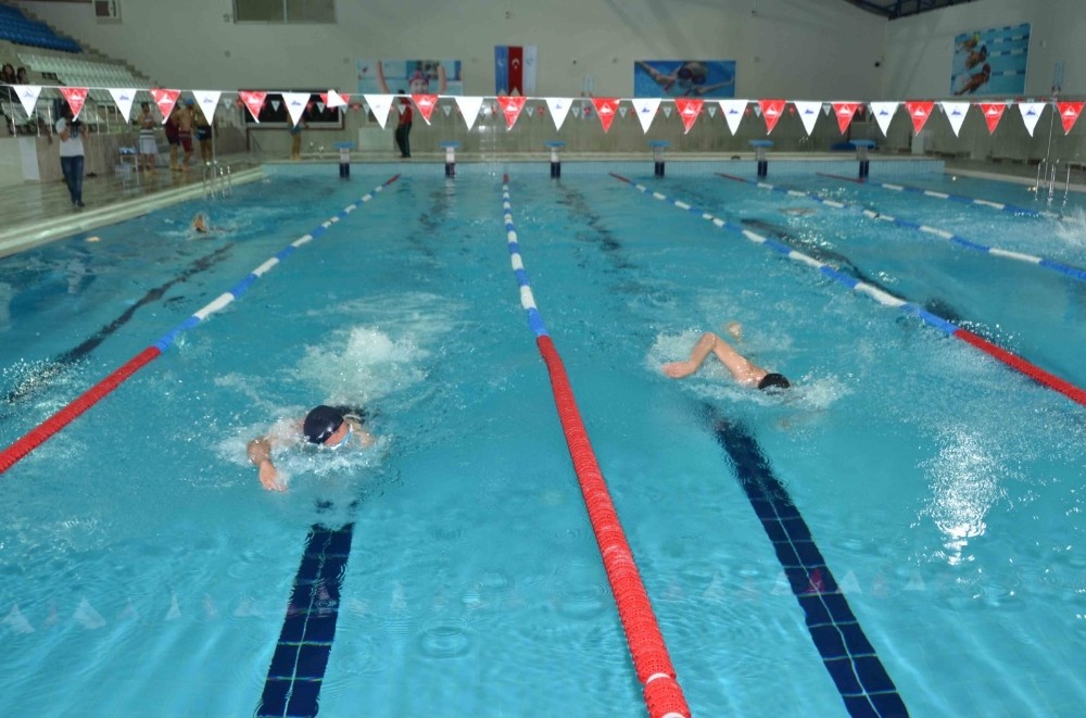 Yarı olimpik yüzme havuzu vatandaşın hizmetine açıldı
