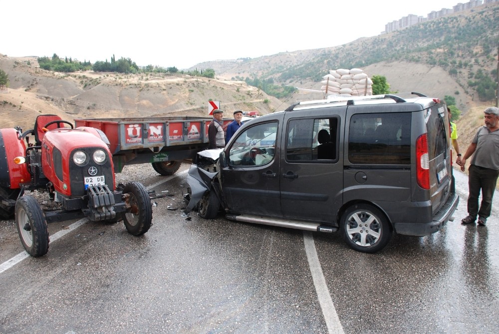 Traktör ile hafif ticari araç çarpıştı: 4 Yaralı
