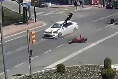 Motosiklet sürücüsünün fırladığı kaza anı kamerada
