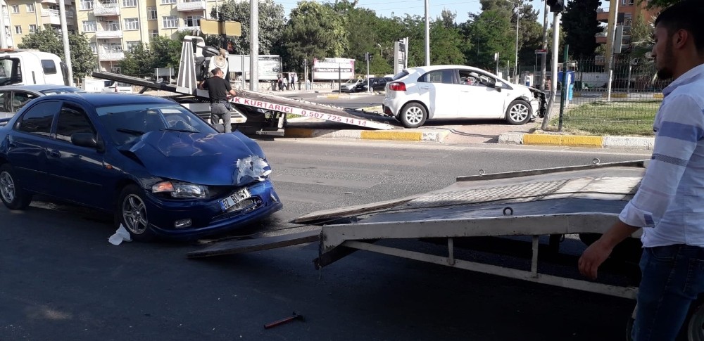 İki otomobil çarpıştı: 3 Yaralı
