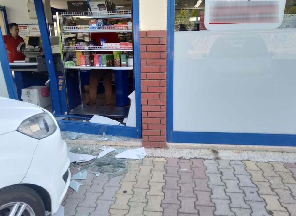 Otomobil marketin camına çarptı
