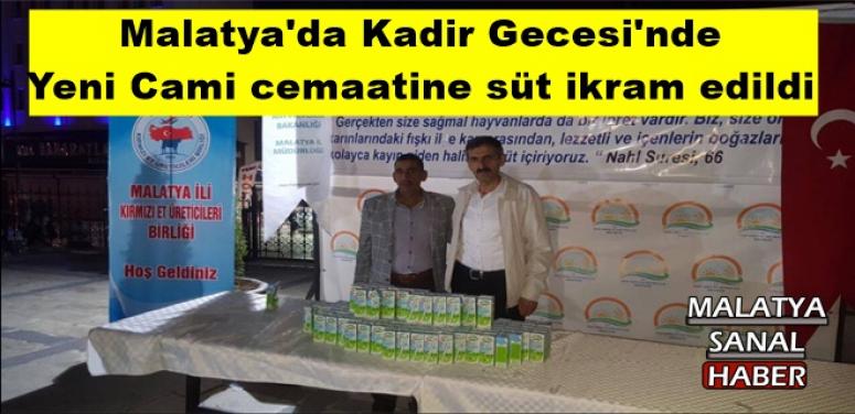 Malatya'da Kadir Gecesi'nde Yeni Cami cemaatine süt ikram edildi