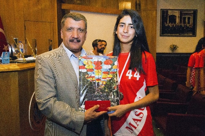 Şampiyonlar Başkan Gürkan'ı Ziyaret Etti