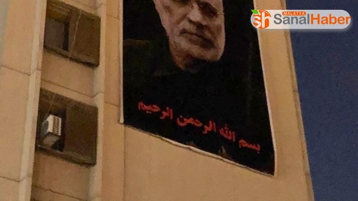 ABD Bağdat Büyükelçiliği karşısına Süleymani'nin posteri asıldı