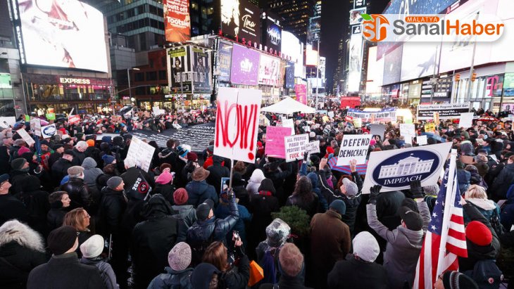 ABD'liler Trump'ın azli için Times Meydanı'nda toplandı