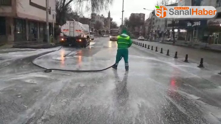 Adıyaman'da cadde ve sokaklar köpüklü suyla yıkanıyor