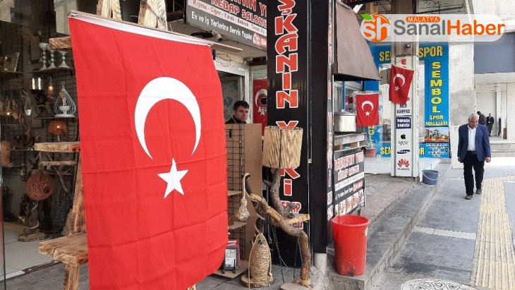 Adıyaman'da iş yerleri Türk bayrakları ile donatıldı