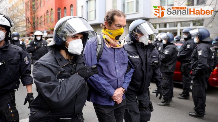 Almanya'da halk korona virüs kısıtlamalarını protesto etti