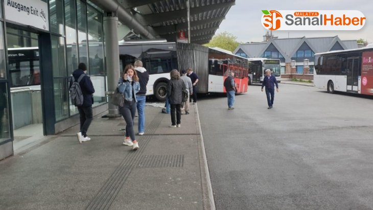 Almanya'da otobüs, tren istasyonuna daldı: 2 yaralı