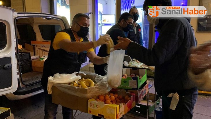 Almanya'da yaşayan Türkler evsizlere yemek dağıttı
