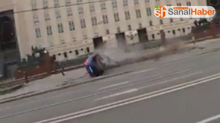 Aşırı hız yapan araç Rusya Savunma Bakanlığı önündeki bariyerlere daldı