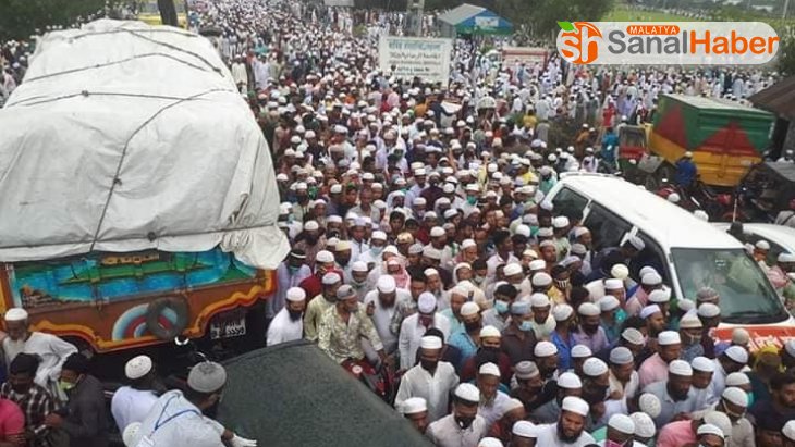 Bangladeş'te binlerce kişi salgına rağmen cenaze törenine katıldı