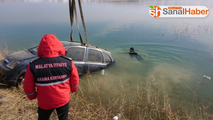 Malatya’da otomobil baraj gölüne düştü