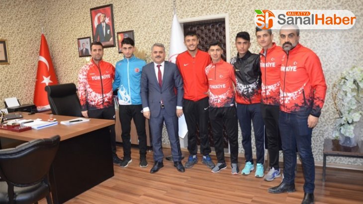 Başarılı atletlerden Gençlik Spor İl Müdürü Kayhan'a ziyaret