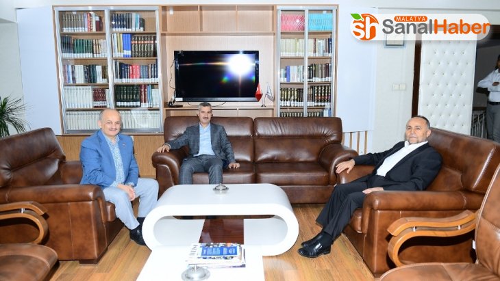 Başkan Çınar Kızılay'a kurban bağışında bulundu