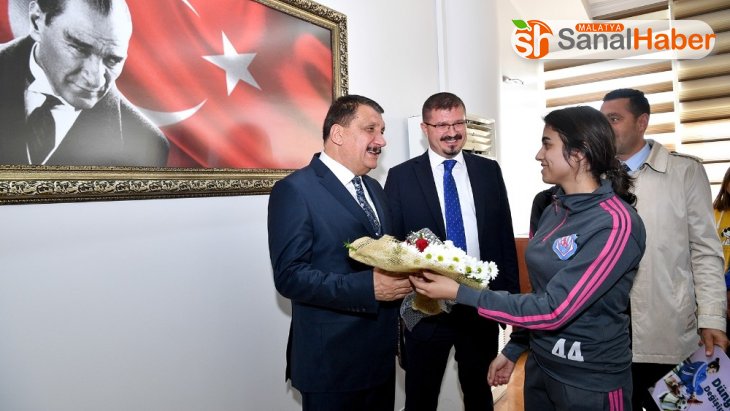 Başkan Gürkan'dan bayan futbol takımına destek