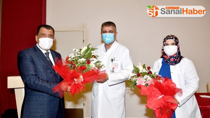 Başkan Gürkan'dan hemşirelere çiçek ve hediye