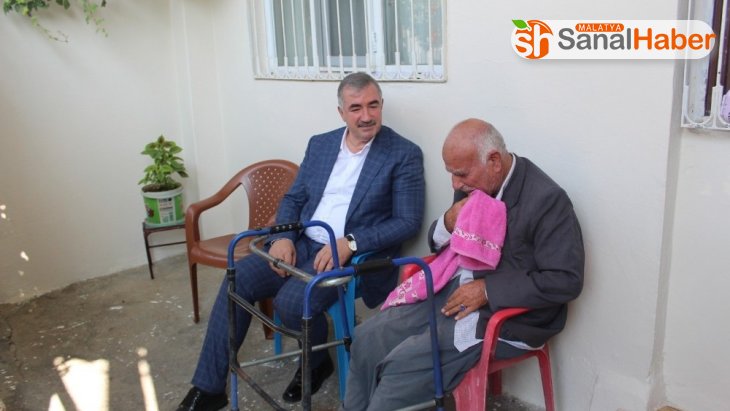 Başkan Turanlı, engelli vatandaşları evinde ziyaret etti