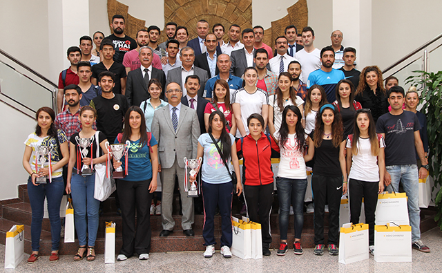 Rektör Prof. Dr. Cemil Çelik’i Ziyaret Eden Sporcular Başarılarını Paylaştılar