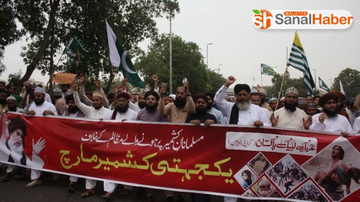 Binlerce Pakistanlı, Hindistan'ı protesto etti