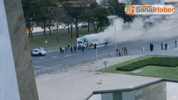 Brezilya'da Başkanlık sarayı önündeki bir otobüs ateşe verildi