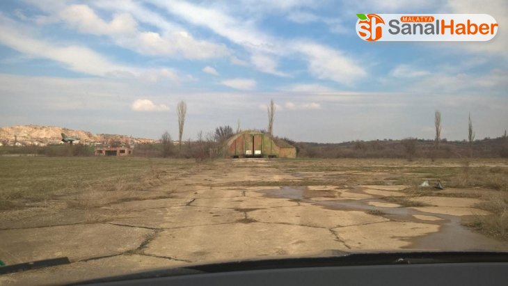 Bulgaristan, Türkiye'ye geçmeyi bekleyen tırlar için eski askeri havaalanını parka dönüştürüyor