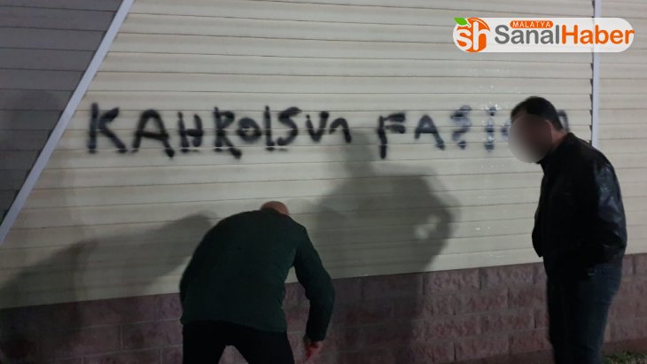 Cami ve kurum duvarına yazılan yazıları polis sildi