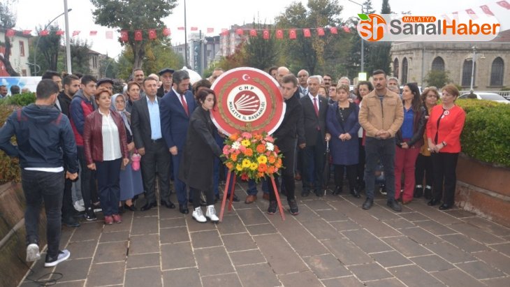 CHP, 29 Ekim Cumhuriyet Bayramı nedeniyle Atatürk Anıtı'na çelenk sundu