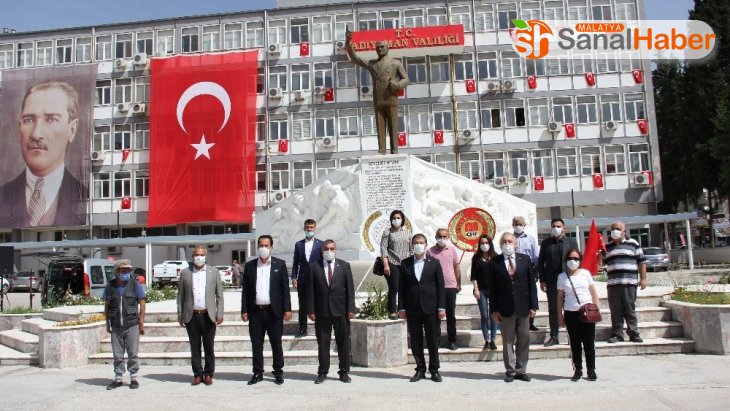 CHP, Atatürk Anıtına çelenk bıraktı