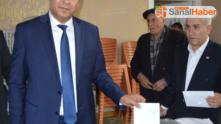 CHP Besni ilçe Başkanı Vakkas Açar oldu