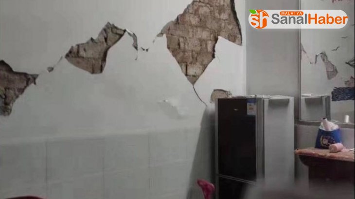 Çin'de 5.0 büyüklüğündeki deprem anı kamerada
