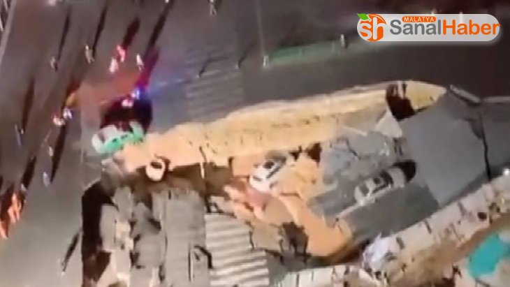 Çin'de yol çöktü, 3 otomobil çukura düştü