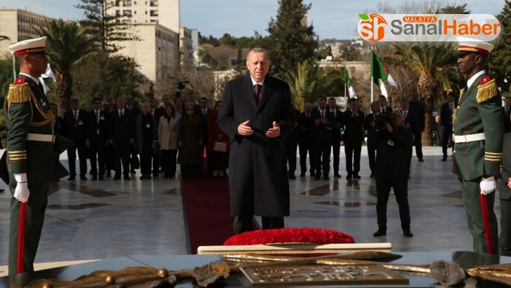 Cumhurbaşkanı Erdoğan Cezayir'de Şehitler Abidesi'ni ziyaret etti