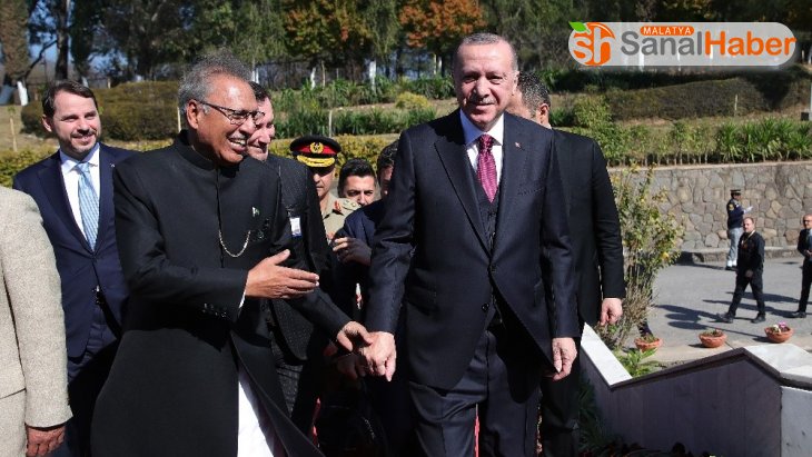 Cumhurbaşkanı Erdoğan, cuma namazını Pakistanlı mevkidaşı ile kıldı
