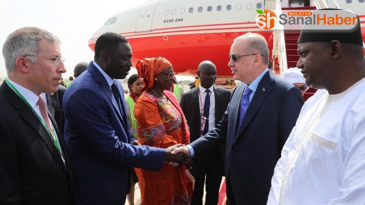Cumhurbaşkanı Erdoğan, Gambiya'da resmi törenle karşılandı